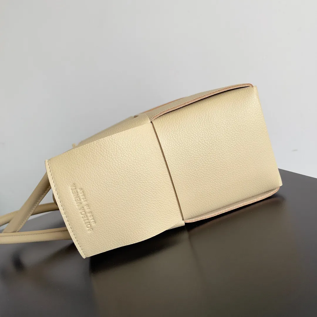Batch 1760 medium arco pebbled grain, BottegaVeneta# official website latest pebbled grain cowhide with suede lining, SLIP tote handbag, and the logo has been changed to the side 😍The oversized woven design really makes it a huge gap from ordinary tote bags 🔗🔗Different color combinations for the inner and outer layers ⛓Daniel Lee leads the brand's DNA to continue to evolve with fresh inspiration🧬🧬showing a balanced style of luxury and reality👉: 30*20*12 Model: 9893#